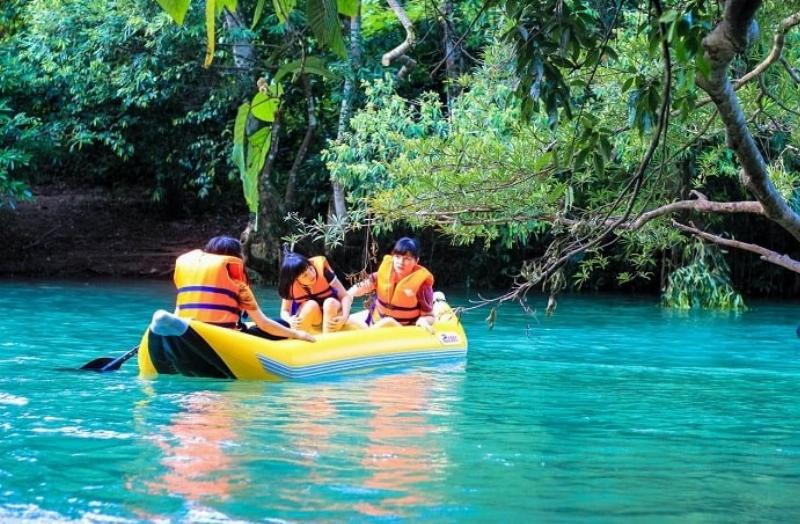 Khung cảnh thiên nhiên tươi mát tại Suối Nước Moọc khi du lịch Quảng Bình 3 ngày 2 đêm